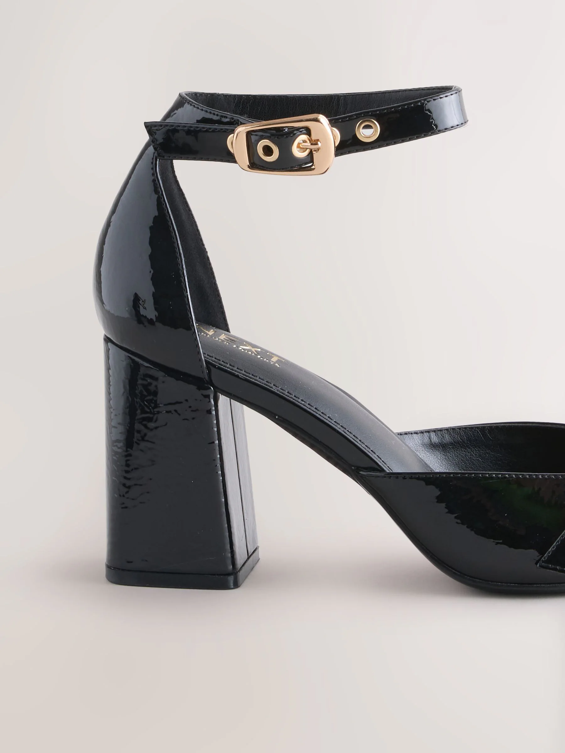 Zwart - Forever Comfort® Buckle Closed Toe Block Heels