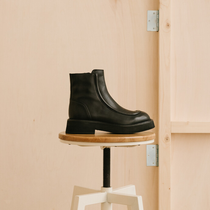 Boots à semelles plateformes et coutures apparentes  cuir noir