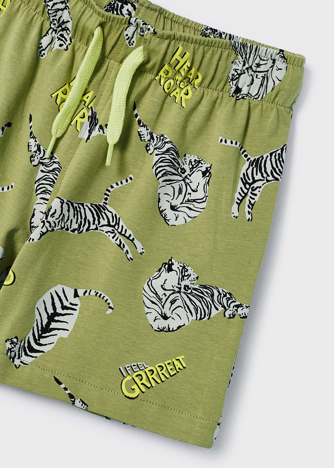 Conjunto de duas peças para meninos, confeccionado em algodão sustentável.