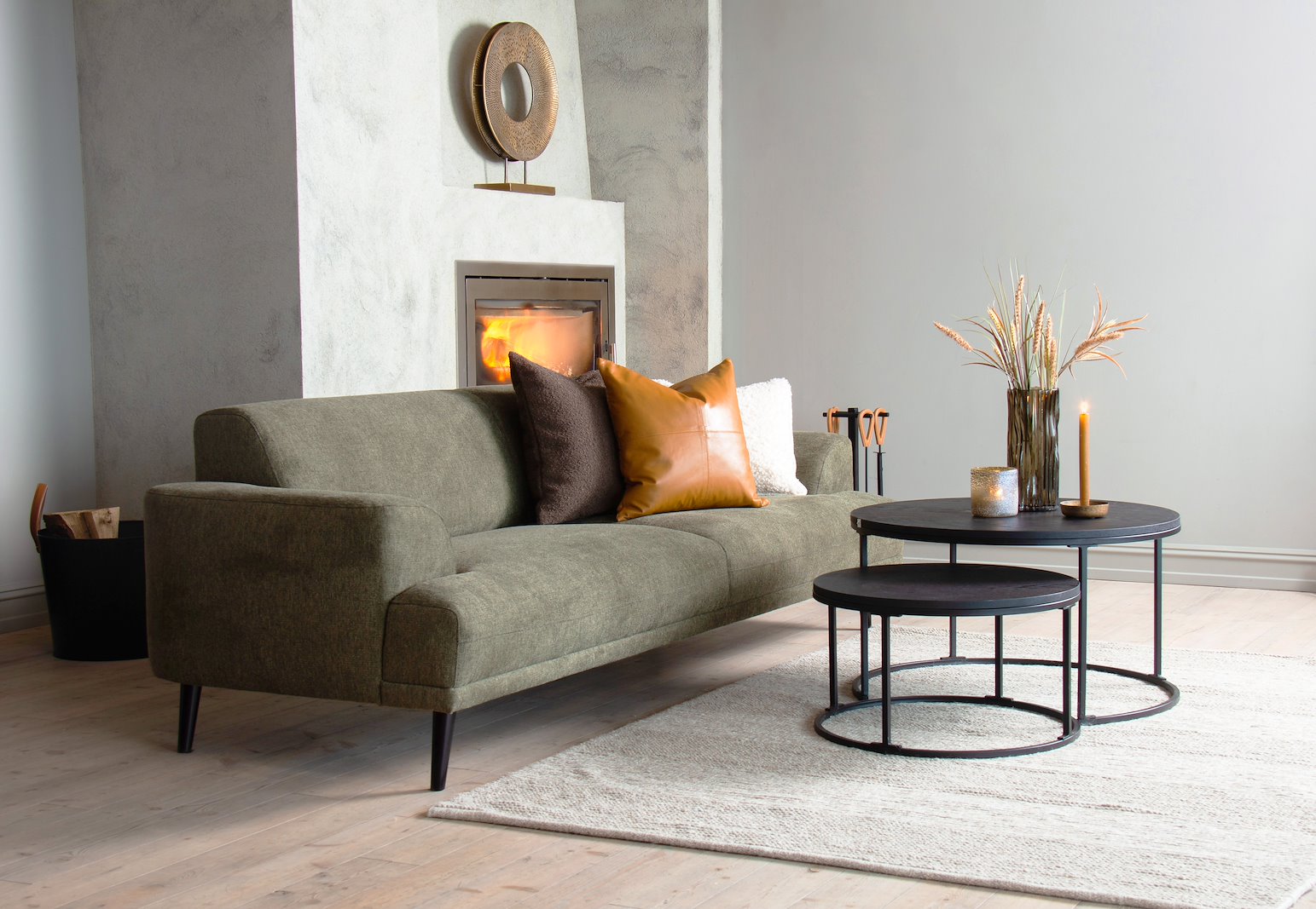 Nest 3-seter sofa I tekstil Brego 77 grønn med mørk brune heltre ben.