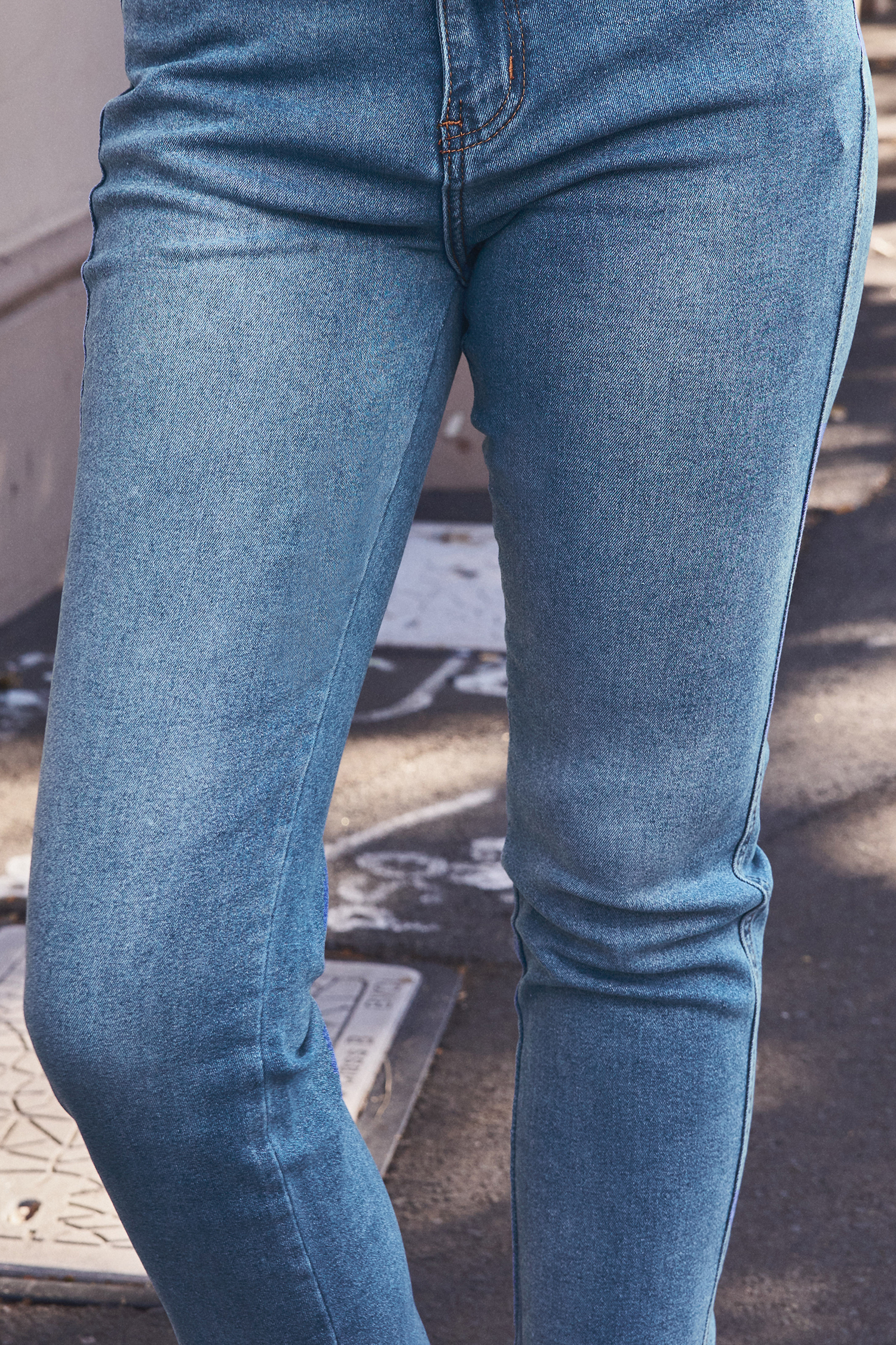 Jean à jambe trapèze et coupe brute en denim