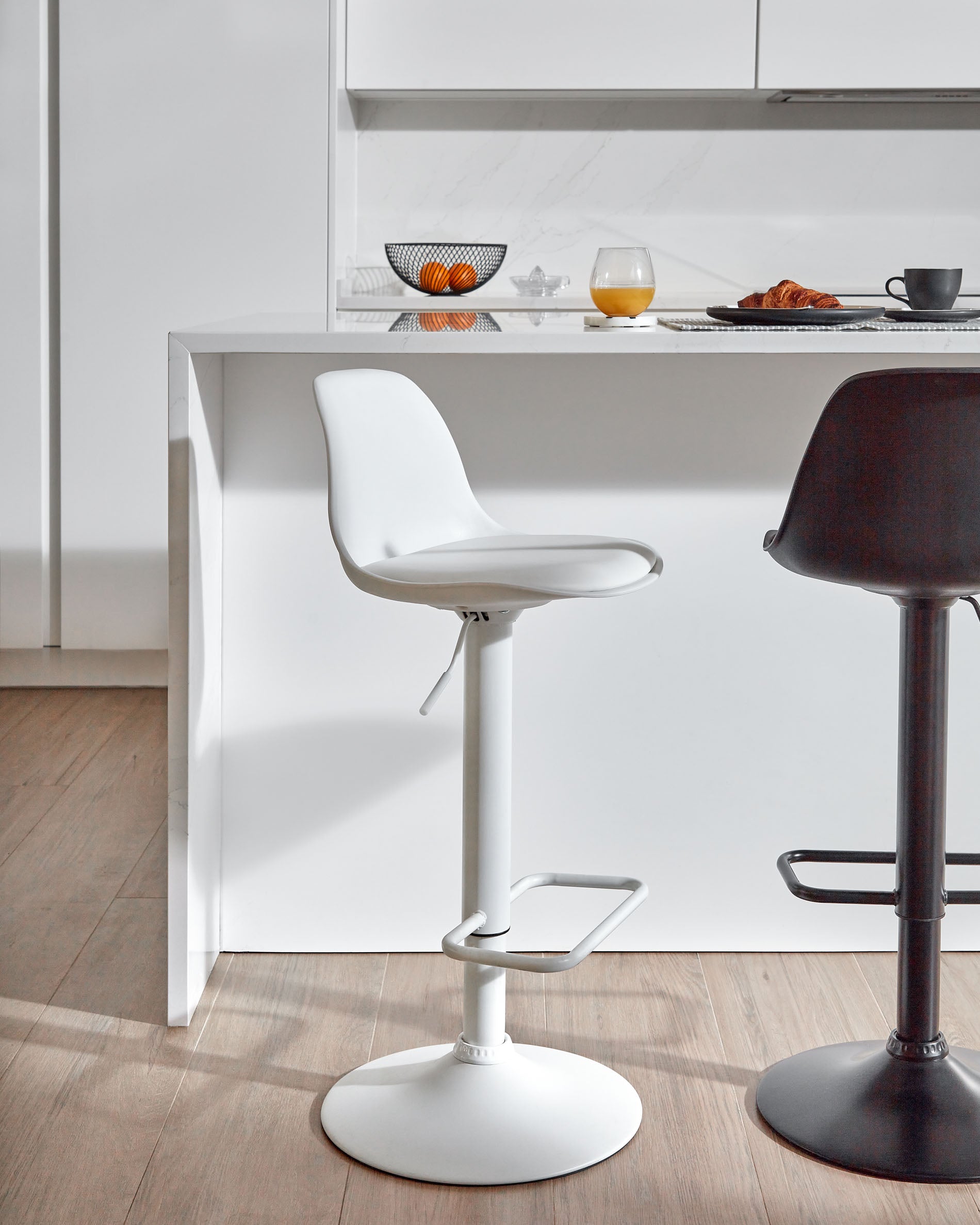 Kave Home - Orlando-T barkruk wit kunstleer en mat wit staal 60-82 cm