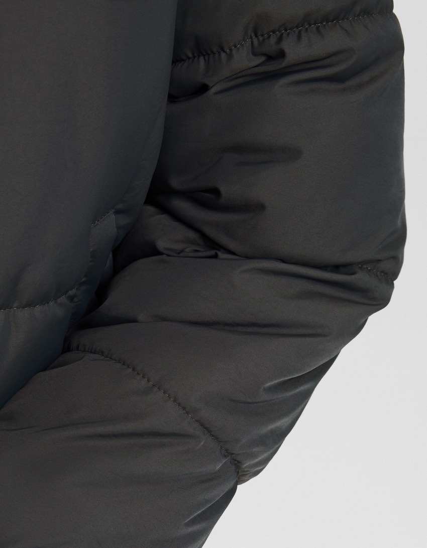 Jaqueta puffer oversized com capuz.