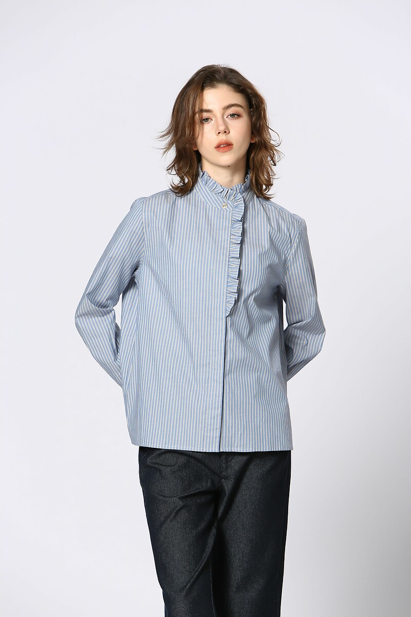 ATÉ BREVE<br>Blusa listrada com gola alta e babados