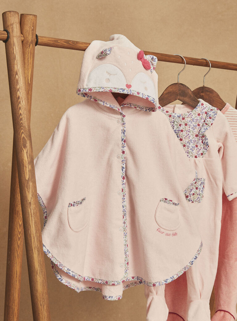 Cape de bain à capuche rose à motif fleuri.