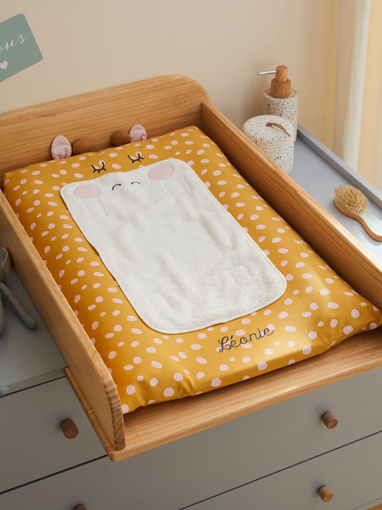 Capa para trocador de fraldas com estampa de girafa, amarelo médio, lisa com detalhes.