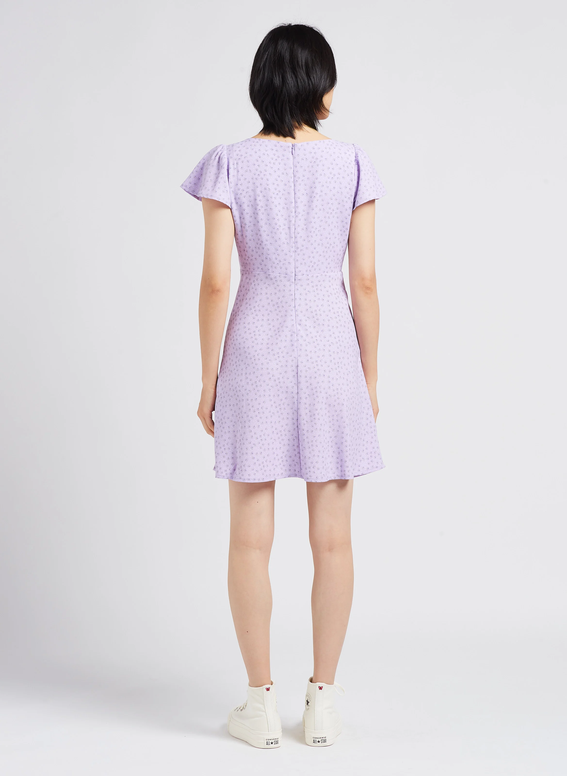 SKYLAR FLUTTER SLV DRESS - Robe courte col V à imprimé all over | Violet