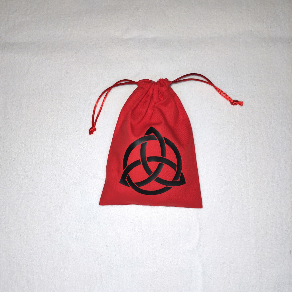 Bourse à dés rouge motif Triquetra ou nœud celtique Noir