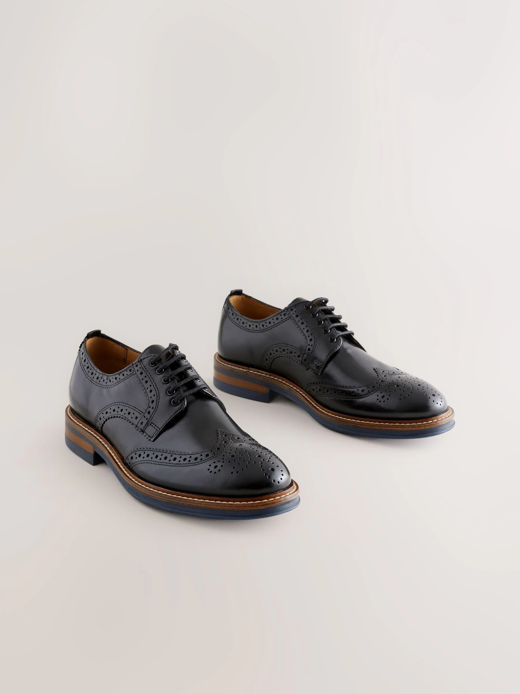 Zwart - Standaard pasvorm - Leren brogues met contrasterende dikke zool