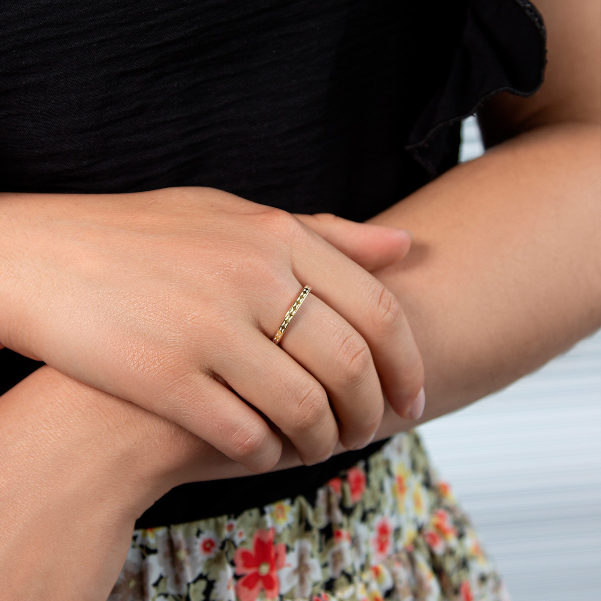 Bague plaqué or jaune et résine blanche, motif losange.