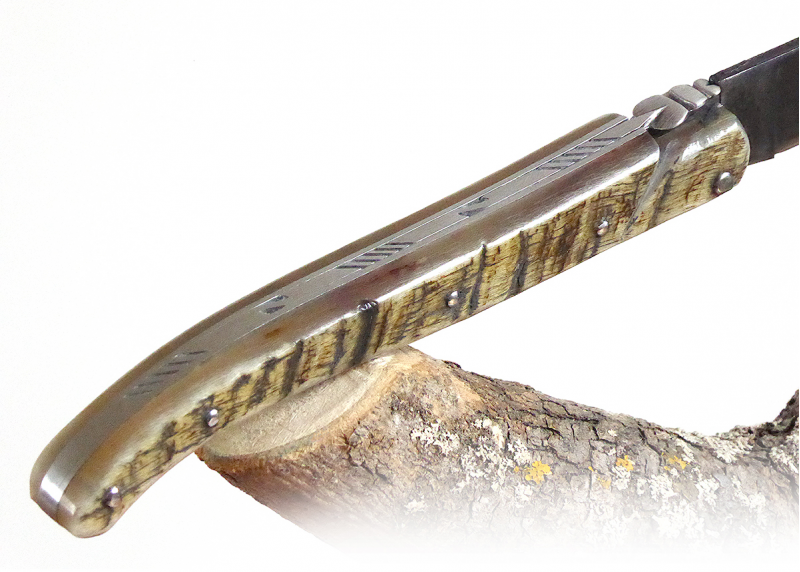 Couteau Laguiole avec un manche en Corne de bélier et lame brute
