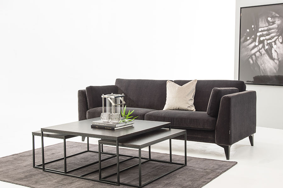 Avignon sofa 3-seter. Tekstil Celine velur 1392-79 Antracite med sorte ben og skumfyll i ryggputene.