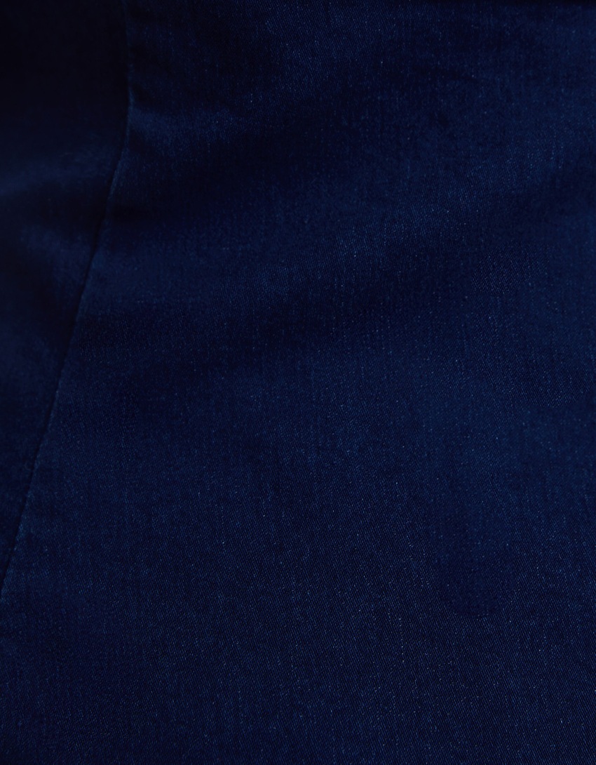 Vestido longo jeans com recortes e fenda lateral.