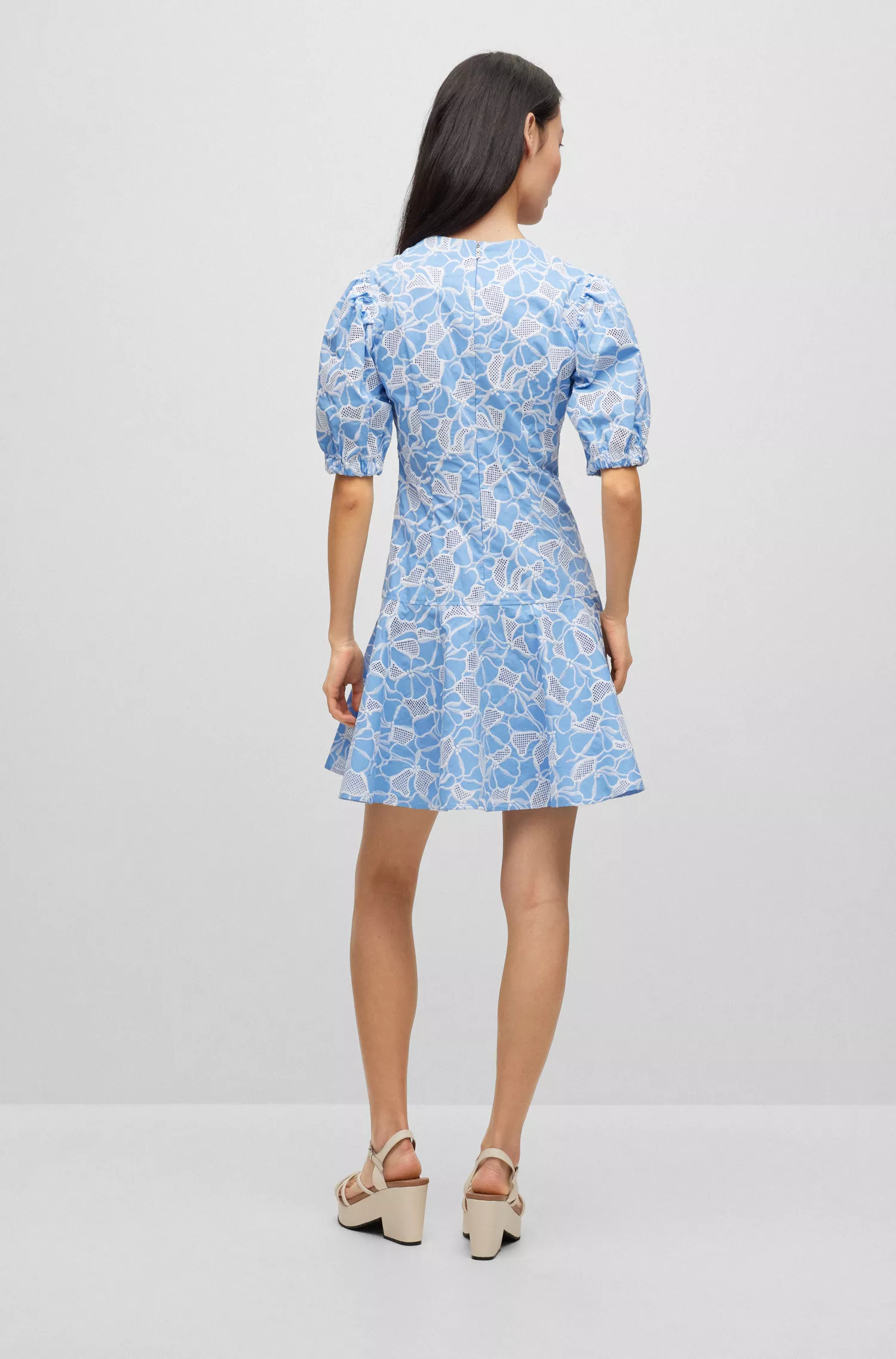 Vestido BOSS preto com borda recortada em renda de algodão puro.