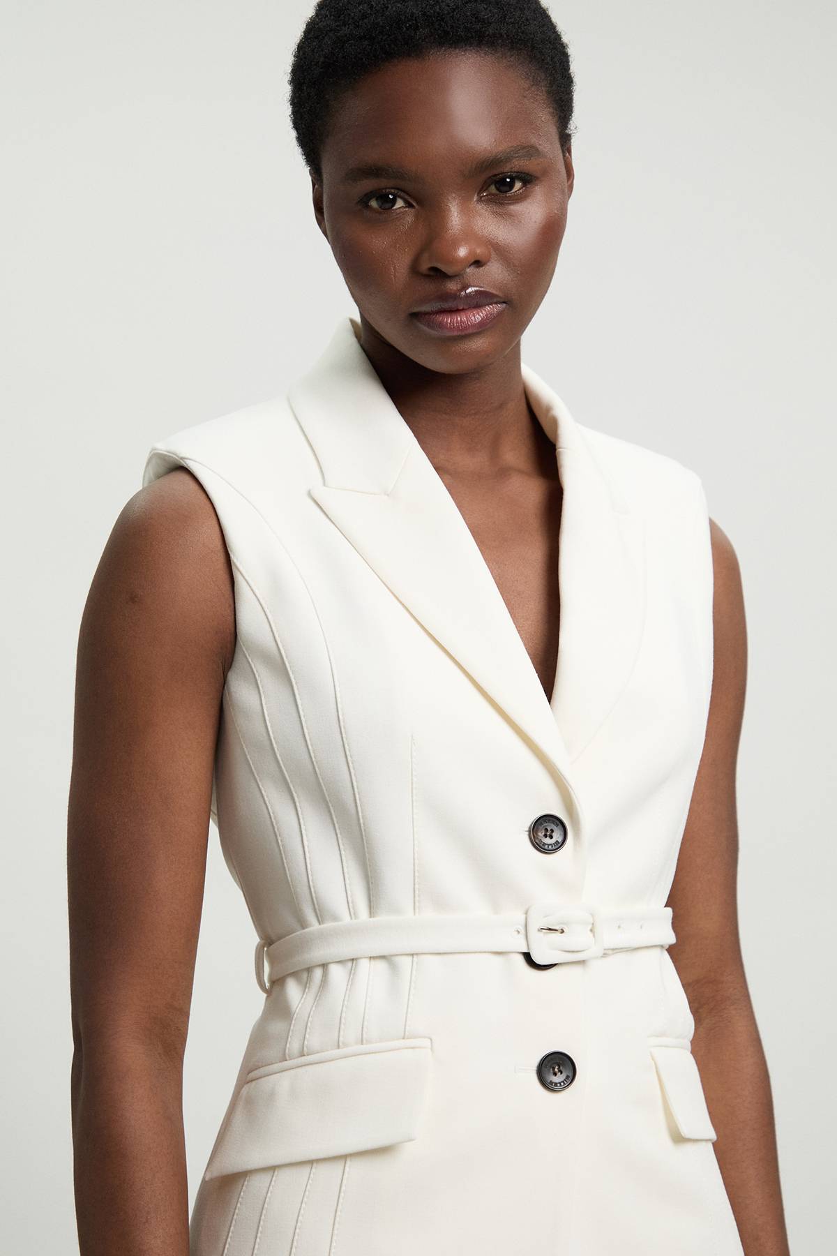 KarenMillen Blazer Sans Manches Cintré En Crêpe Structuré Avec Ceinture Petite