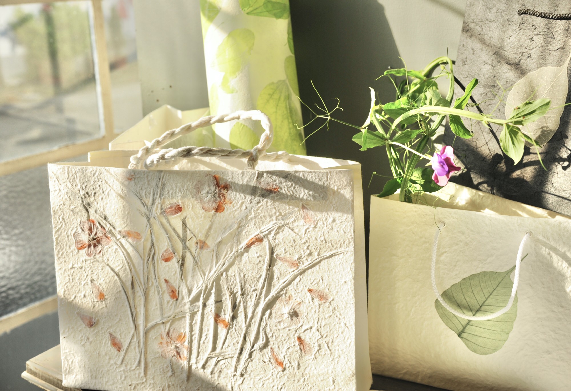 Tasche 'Bodhi-Blatt', weiß mit grünem Blatt, B 30 cm, H 25 cm, T 10 cm günstig bestellen