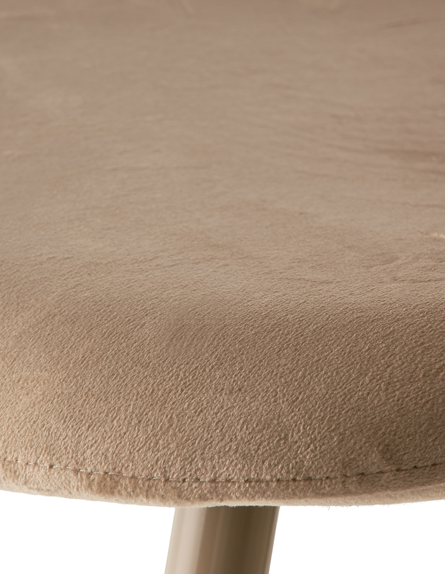 Stol i velour | Polyester/jern/poppeltræ/skum. 40,5 x 44,5 x 89 cm. | Sand