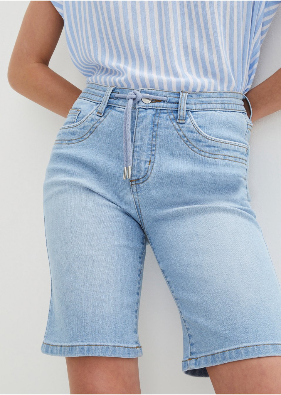 Bermuda en jean confort stretch avec cordon