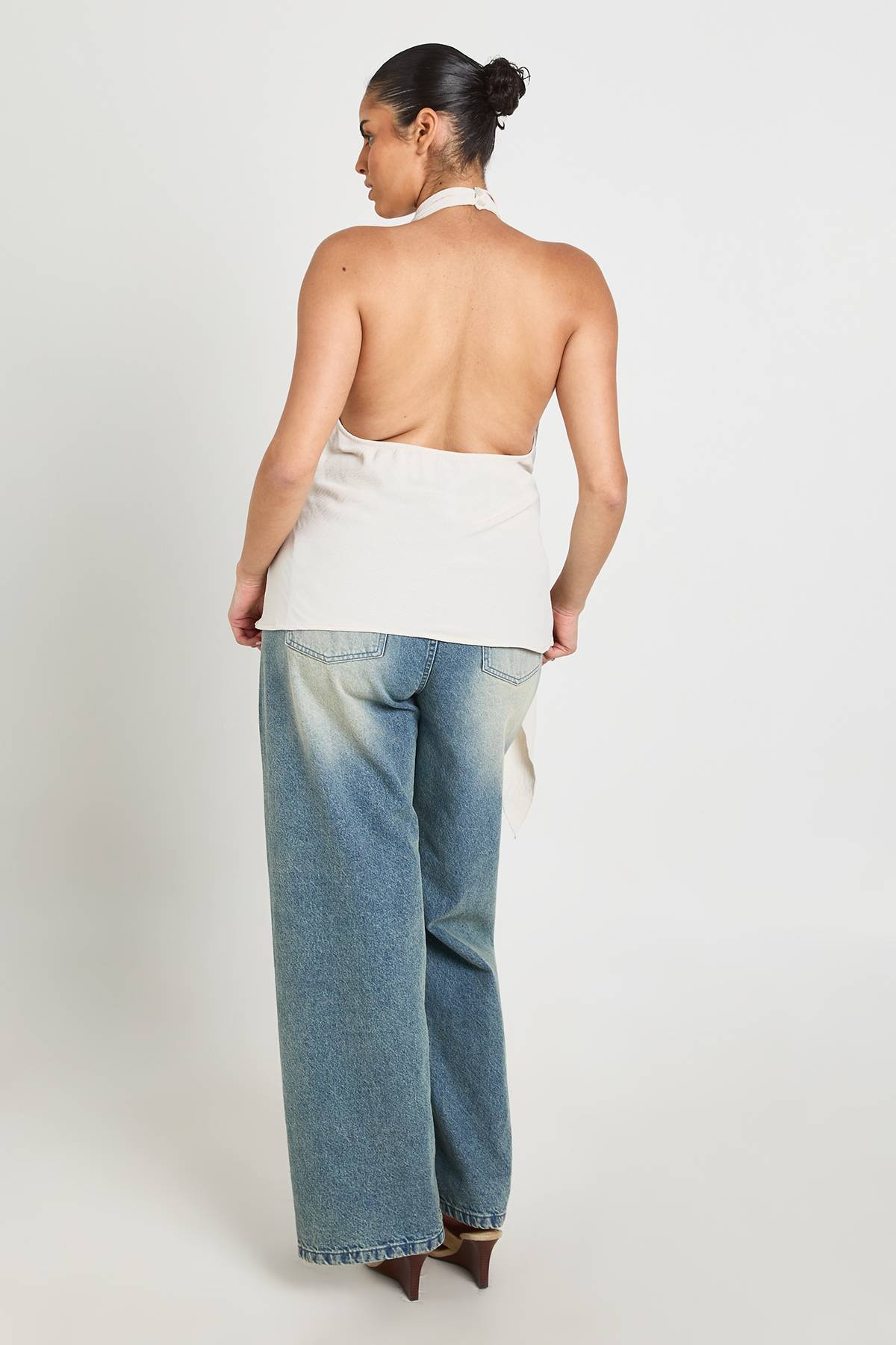 boohoo Haut Grande Taille Col Bénitier Avec Liens Latéraux Et Dos Nu