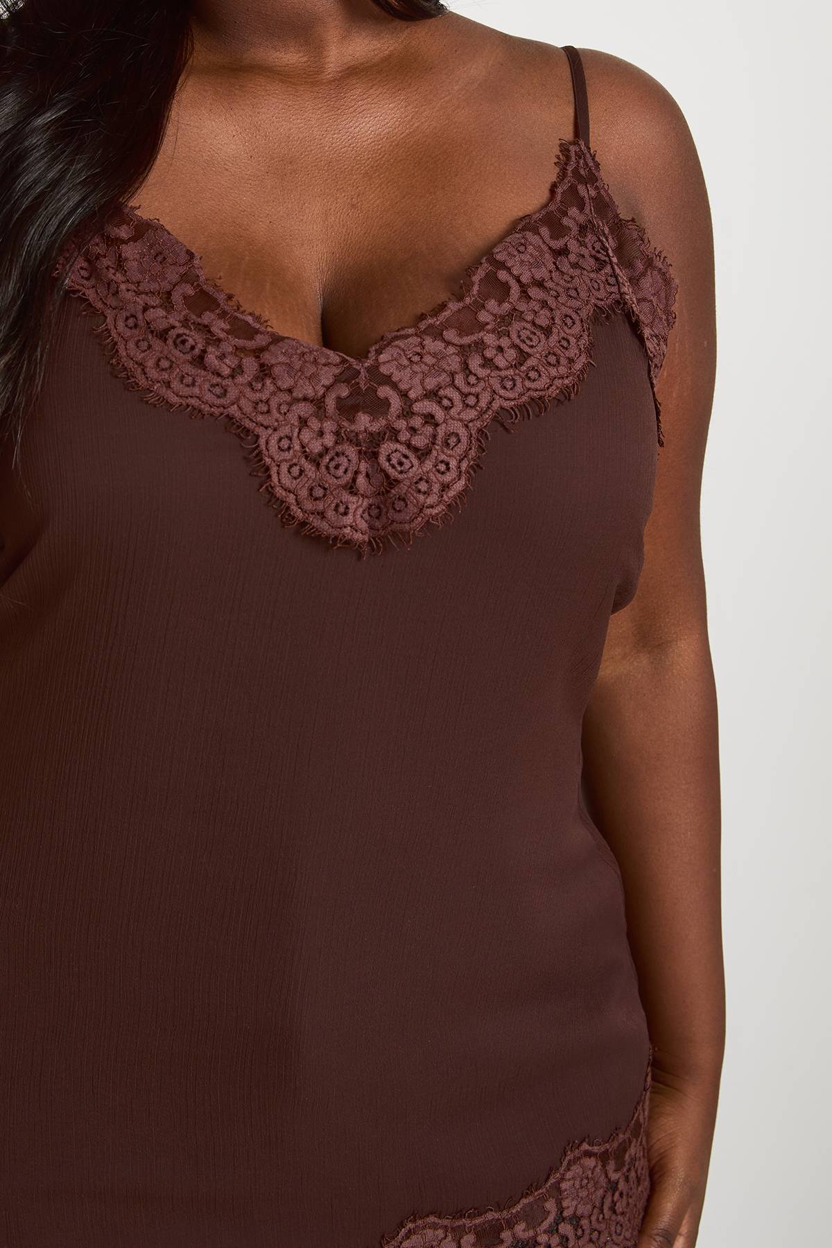 boohoo Haut Caraco Grande Taille En Mousseline Asymétrique Avec Bordure En Dentelle