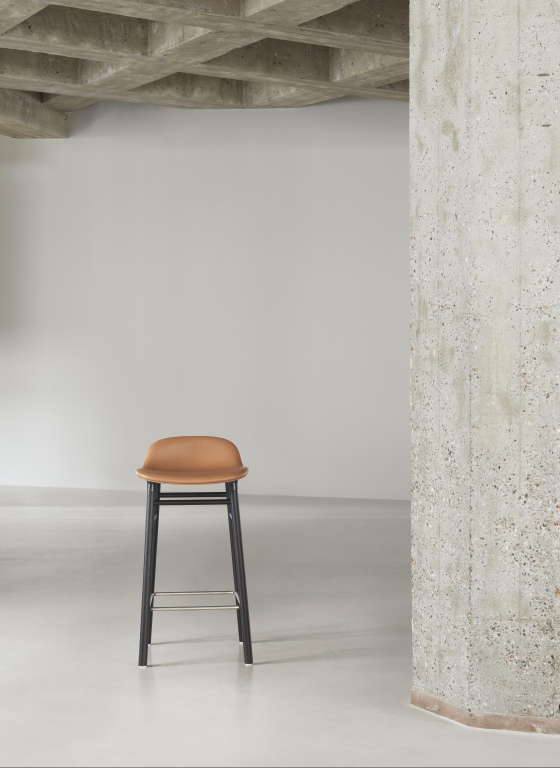 Normann Copenhagen Form barkruk 65 gestoffeerd zwart eiken Synergy Grey