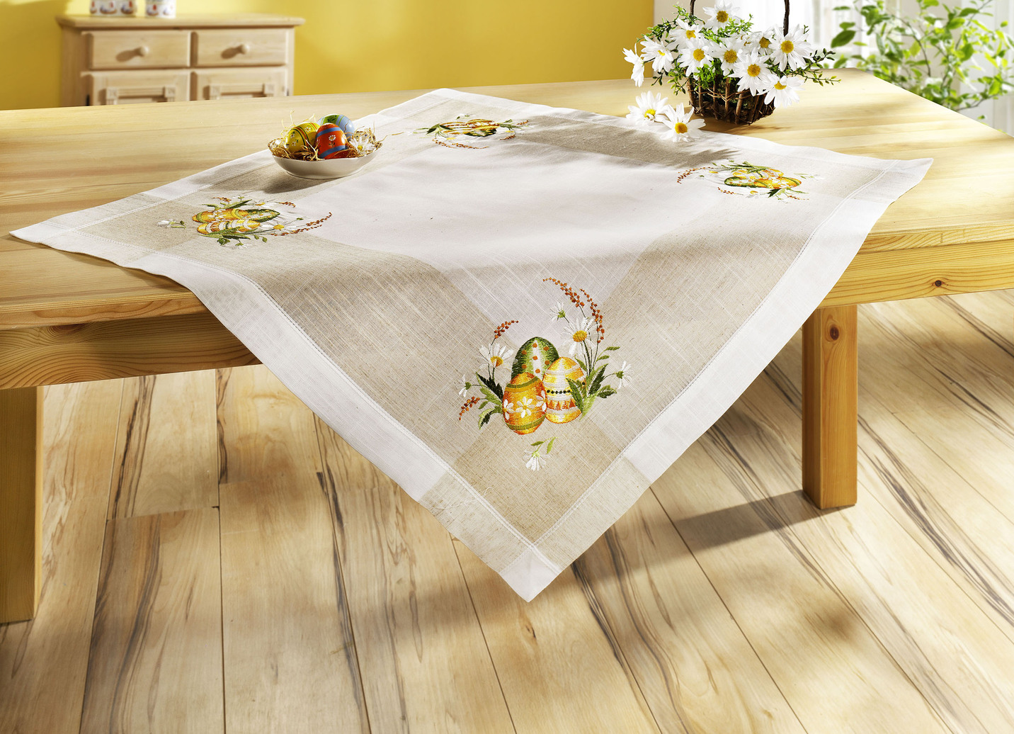 Charmante Accessoires mit buntem Ostereier- Motiv