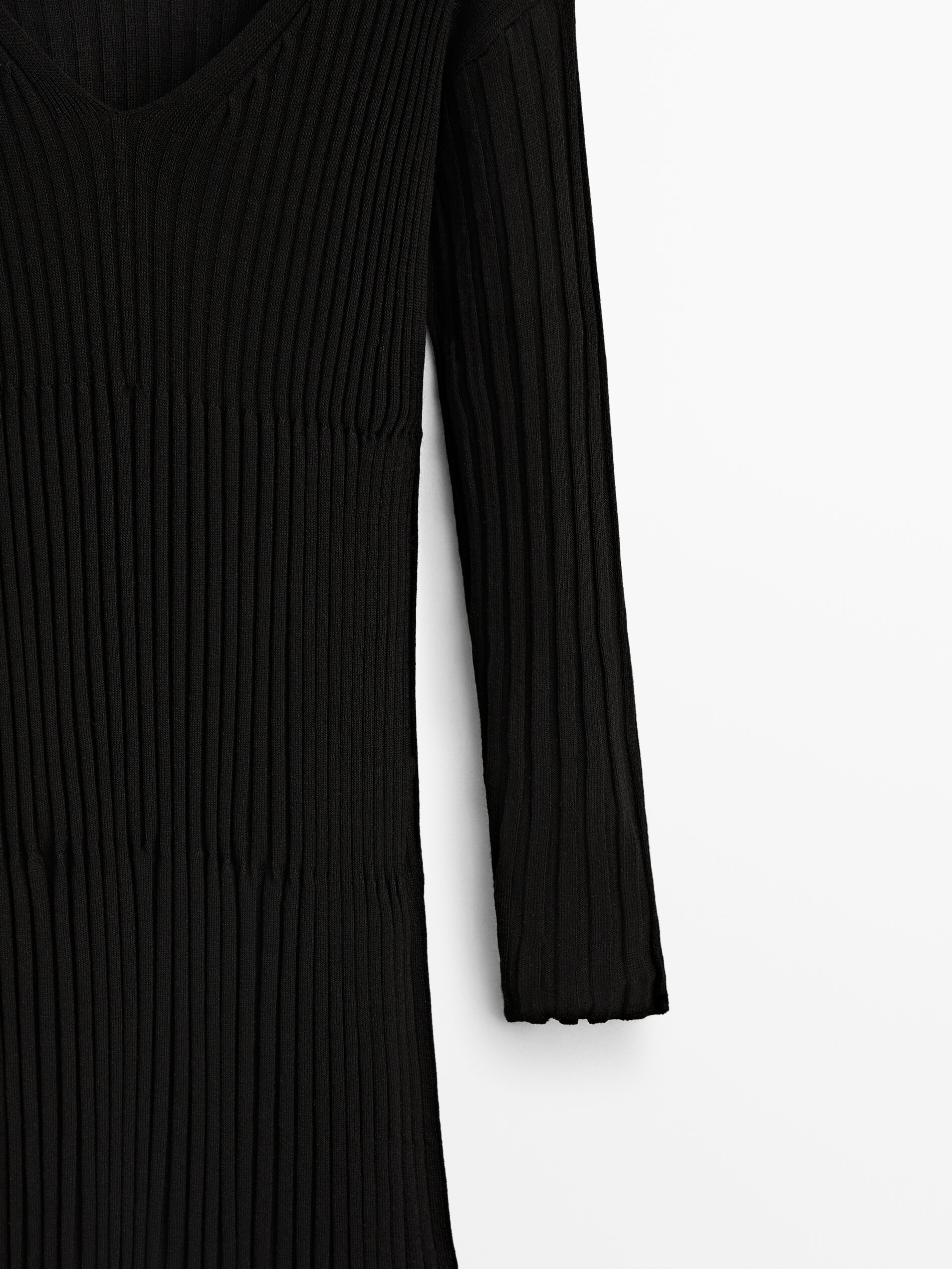 Vestido preto amplo estilo canal com saia curta - PRETO