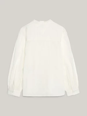 Camisa de corte regular com gola franzida e detalhes em renda.
