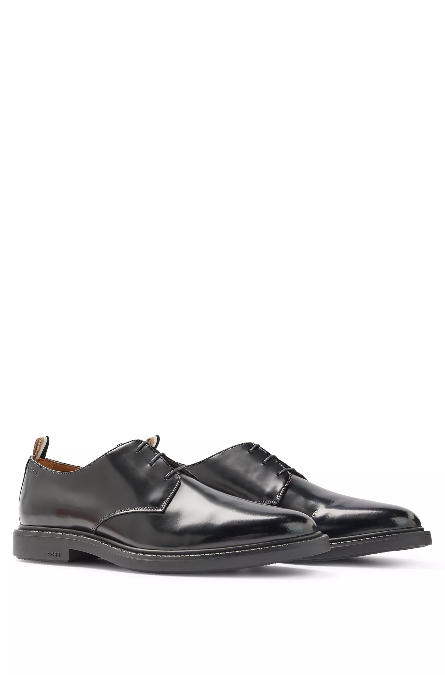 Sapatos BOSS Derby pretos em couro escovado com detalhes do logotipo.