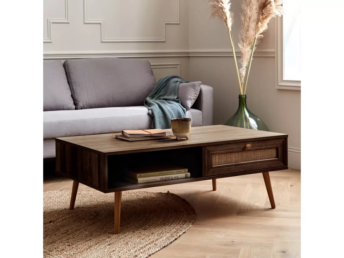 Table basse en cannage 110x59x39cm - Bohème - couleur bois foncé. 1 tiroir. 1 espace de rangement. pieds scandinaves