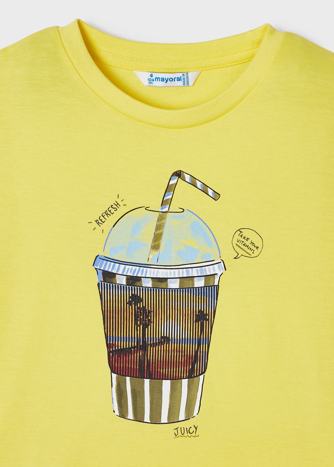 Camiseta infantil com estampa interativa, feita de algodão sustentável.