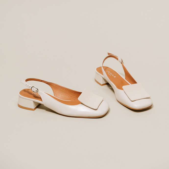 Ballerines slingback à bouts carrés  en vernis plissé écru