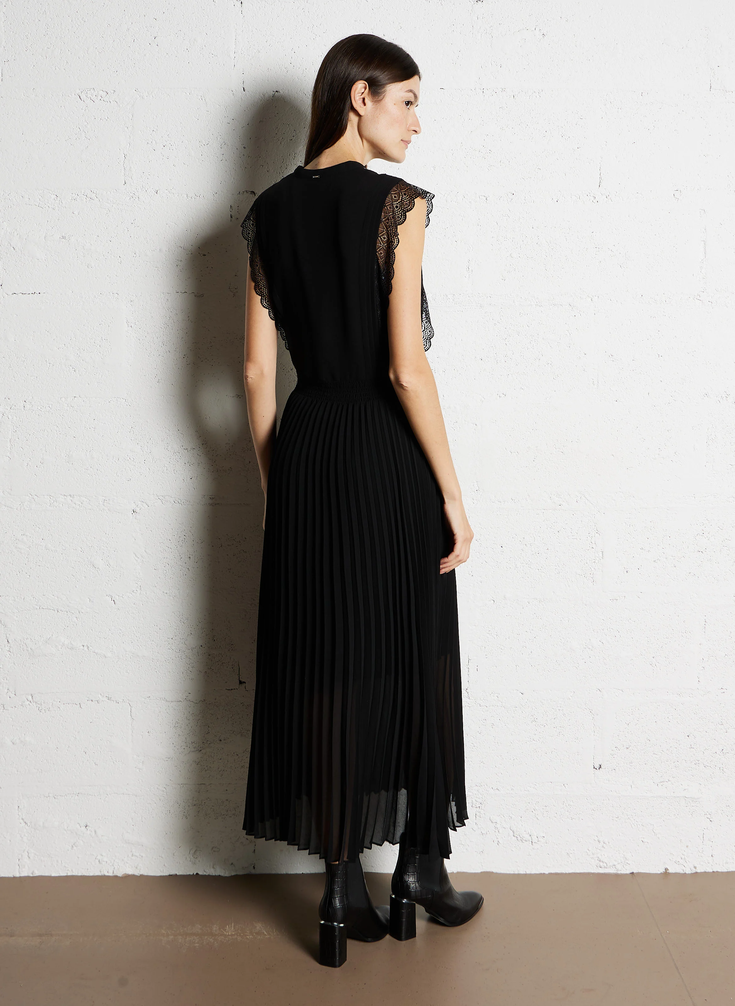 Robe longue plissée col V | Noir