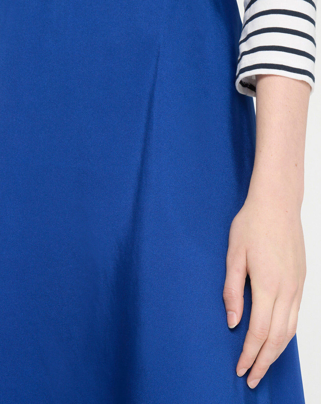 Galeries Lafayette Jupe mi-longue en Satin Roll bleue
