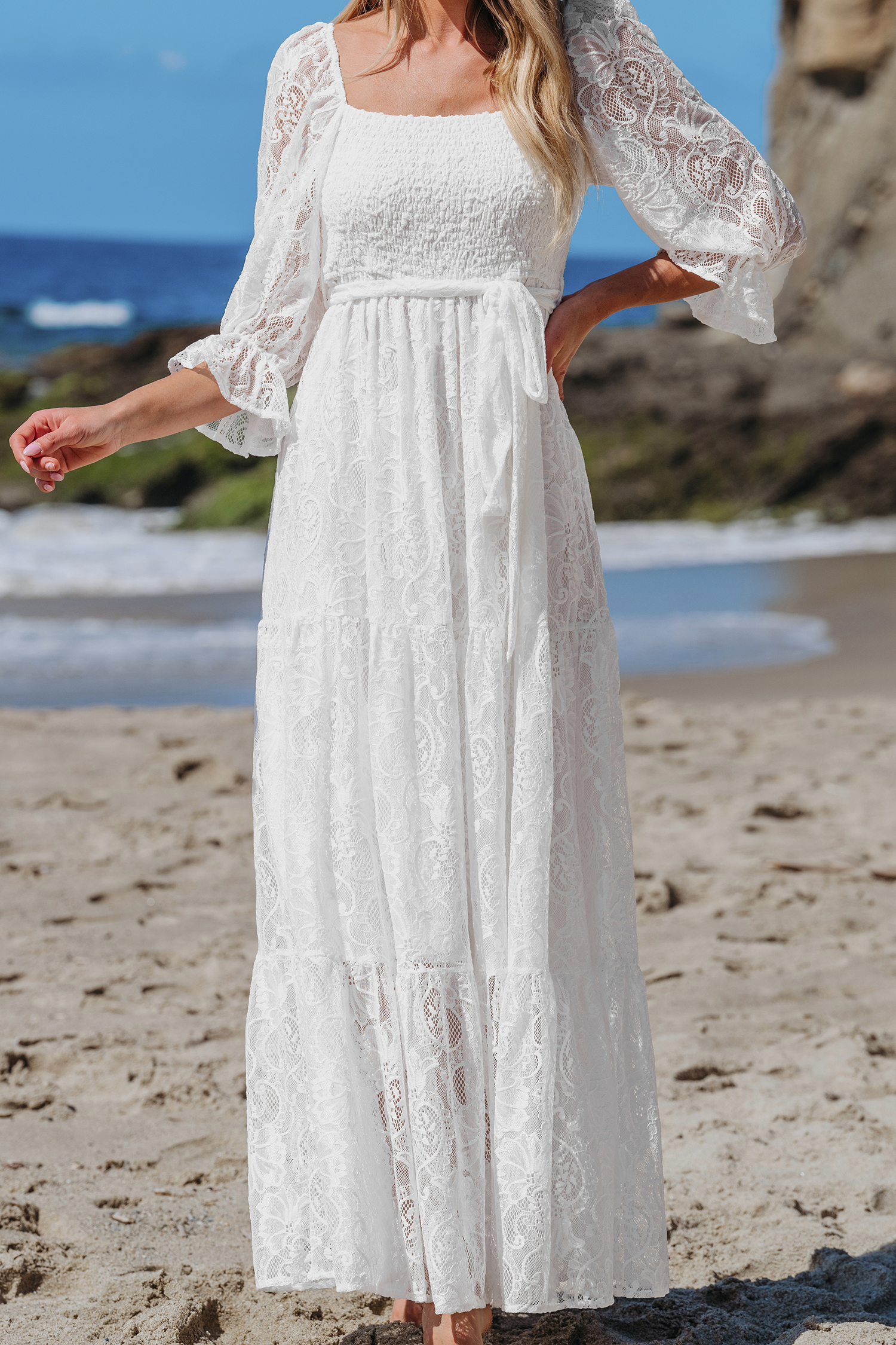 Robe maxi à col carré et manches de poète en dentelle blanche