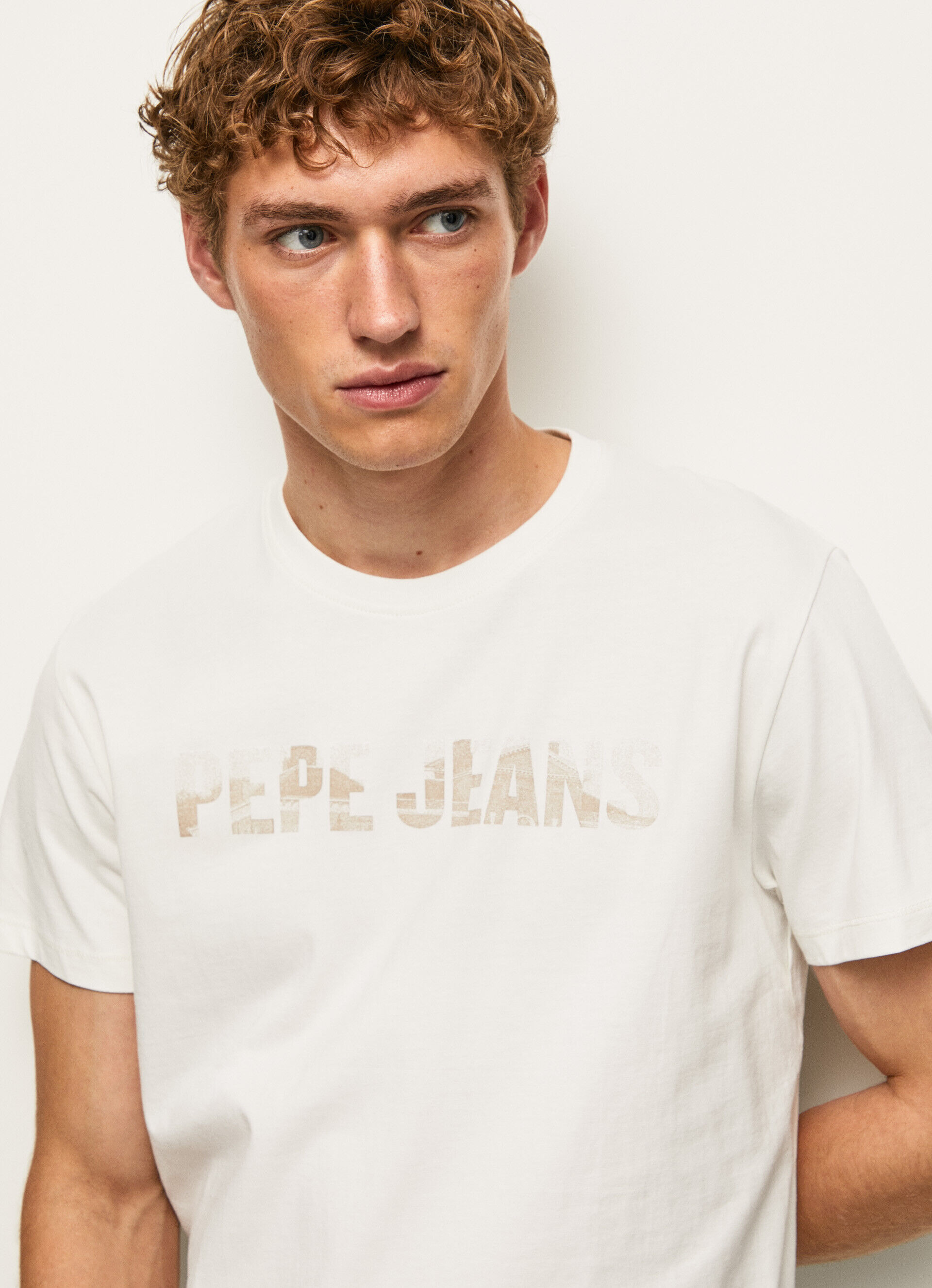 CAMISETA COM LOGOTIPO ESTAMPADO - branco-creme
