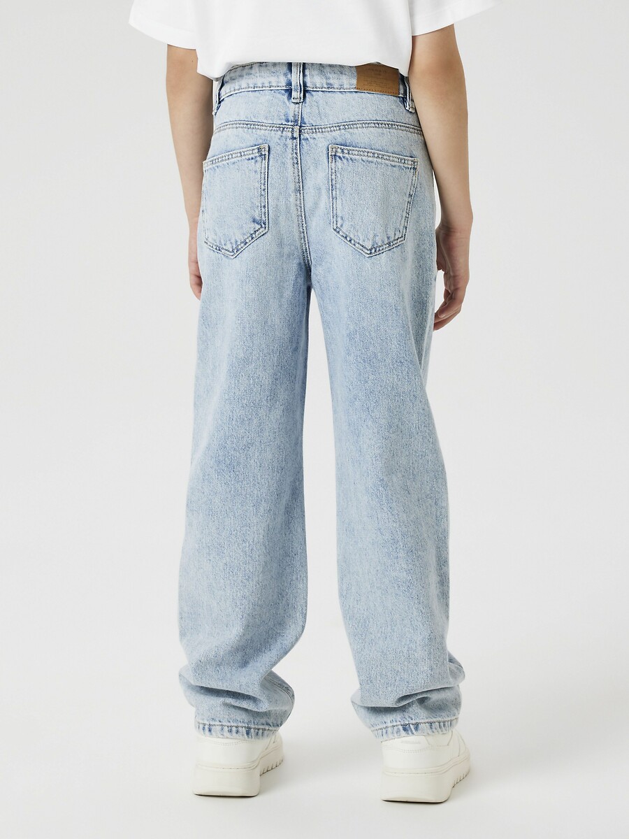 DÊ UM NOME A ELE<br>Calças jeans largas