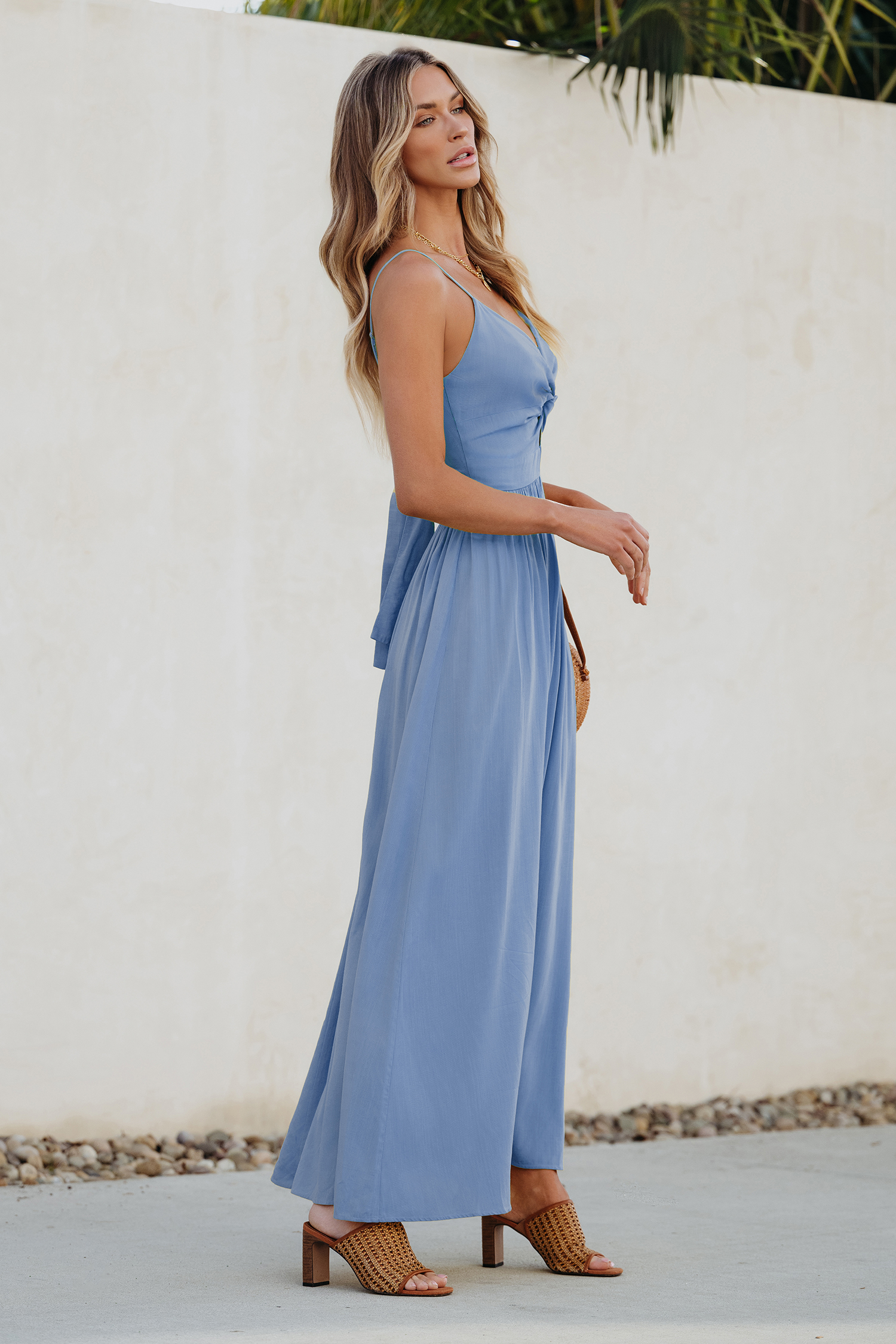 Robe maxi torsadée sur le devant et avec trou de serrure bleue