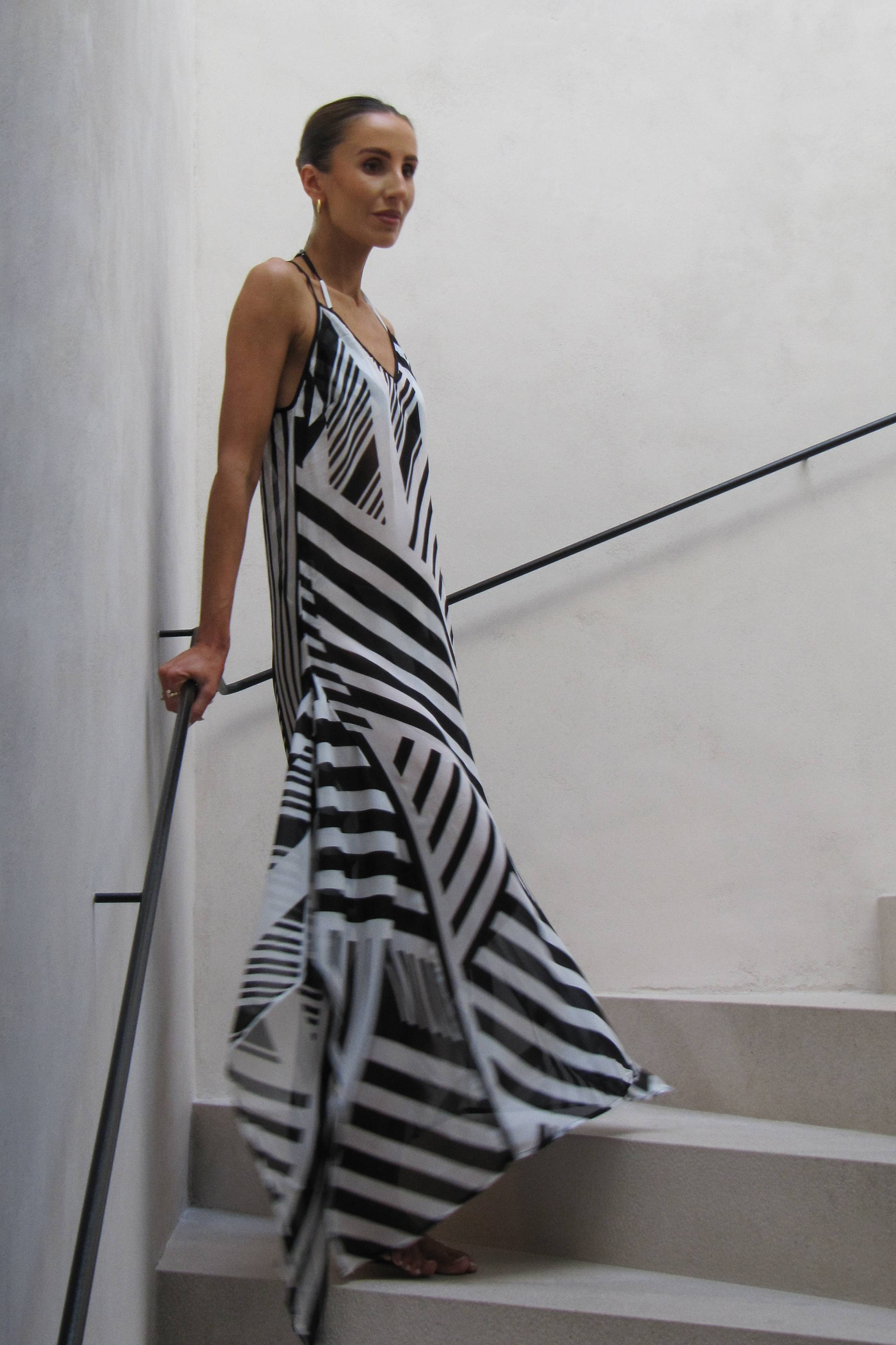 KarenMillen Robe De Plage En Georgette De Viscose À Rayures Monochromes Et Ourlet Mouchoir