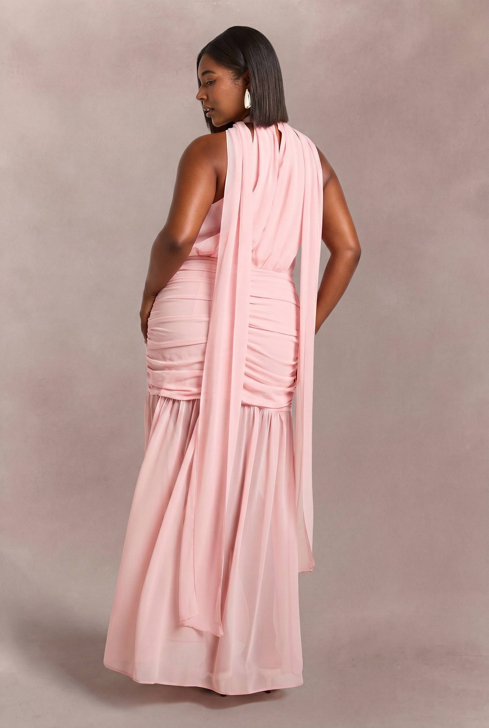 boohoo Robe Longue Évasée Grande Taille Avec Col Licou Et Détail Foulard