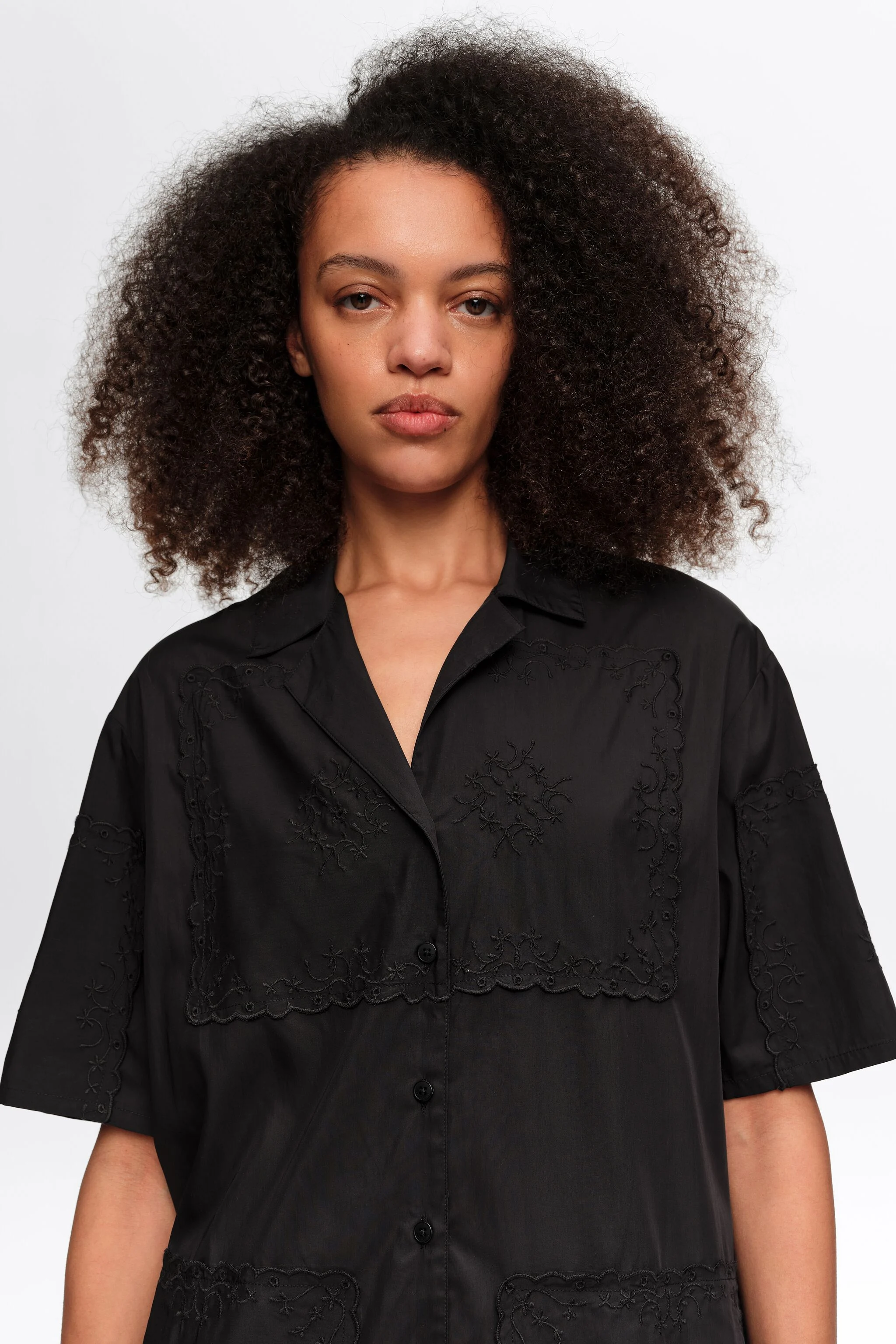 Camisa preta de retalhos bordada com lenço