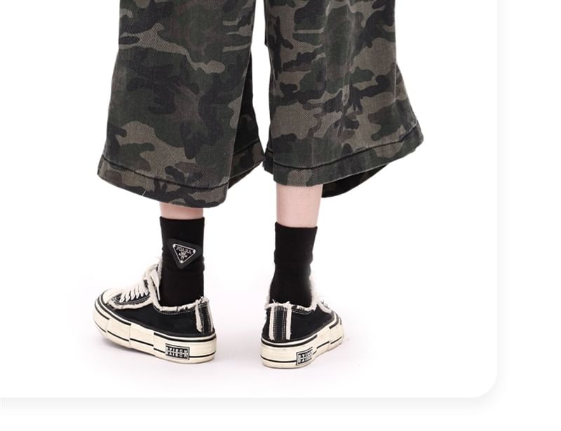 AXEN - Camo Print Washed Capri Cargo Jeans met wijde pijpen en middelhoge taille