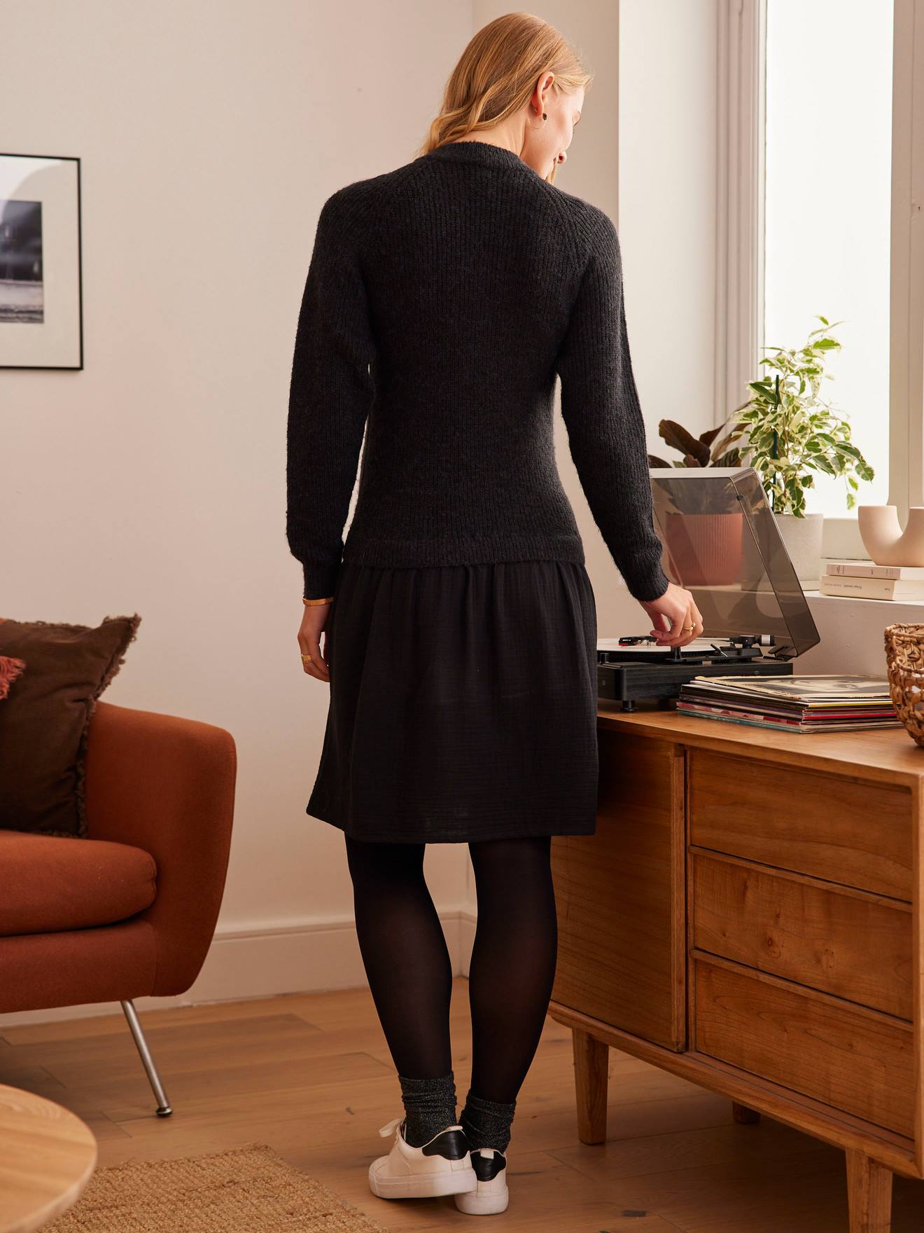 Vestido preto liso de malha bicolor para gestantes e lactantes.