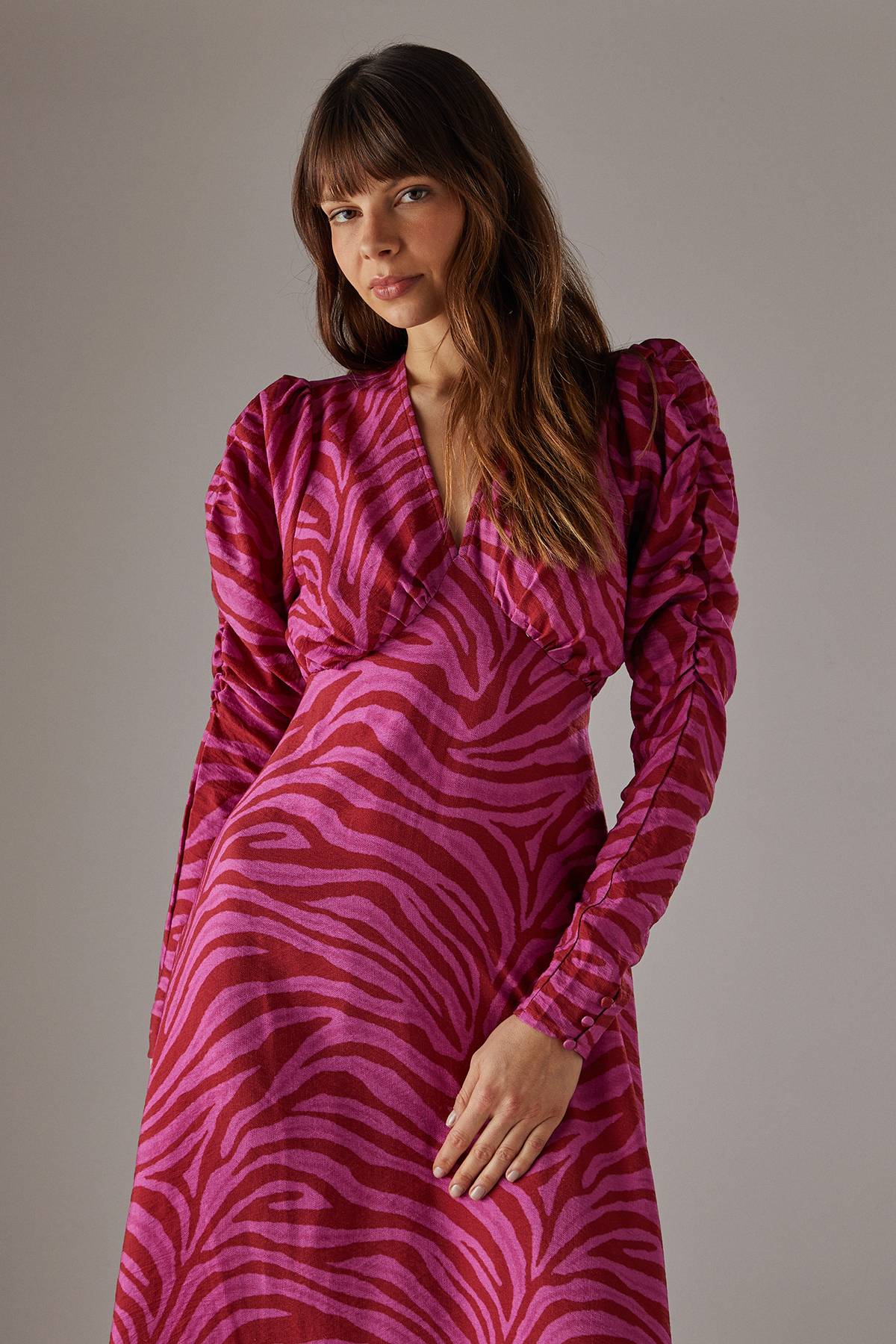 Warehouse Robe Mi-Longue en Viscose à Imprimé Zèbre Rose avec Col V et Manches Longues Bouffantes