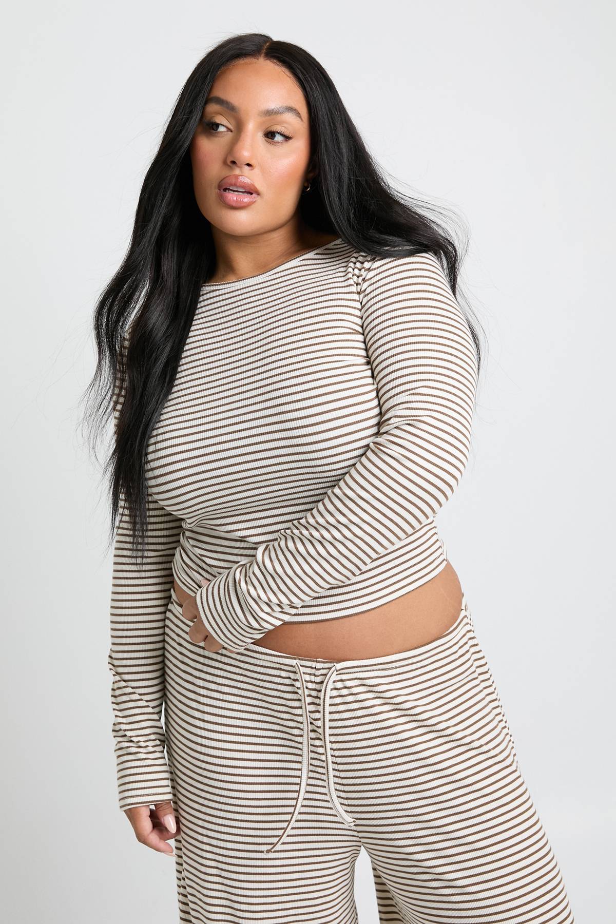 boohoo Plus Tee-shirt bébé à manches longues rayé