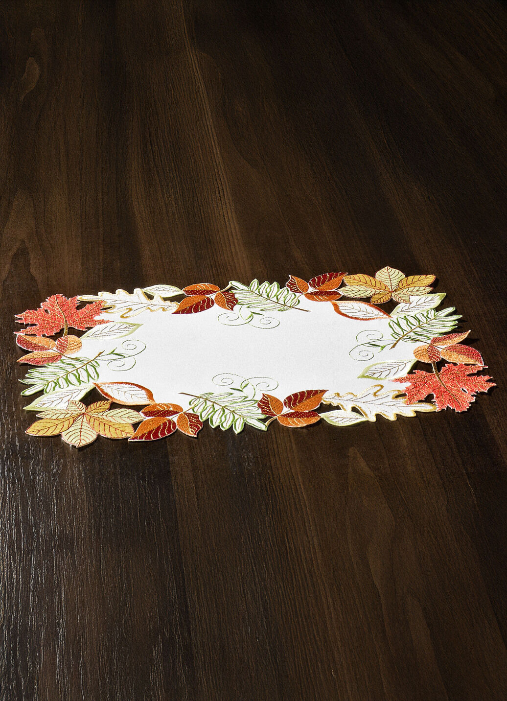 Herbstliche Tisch- und Raumdekoration mit Blattmotiven