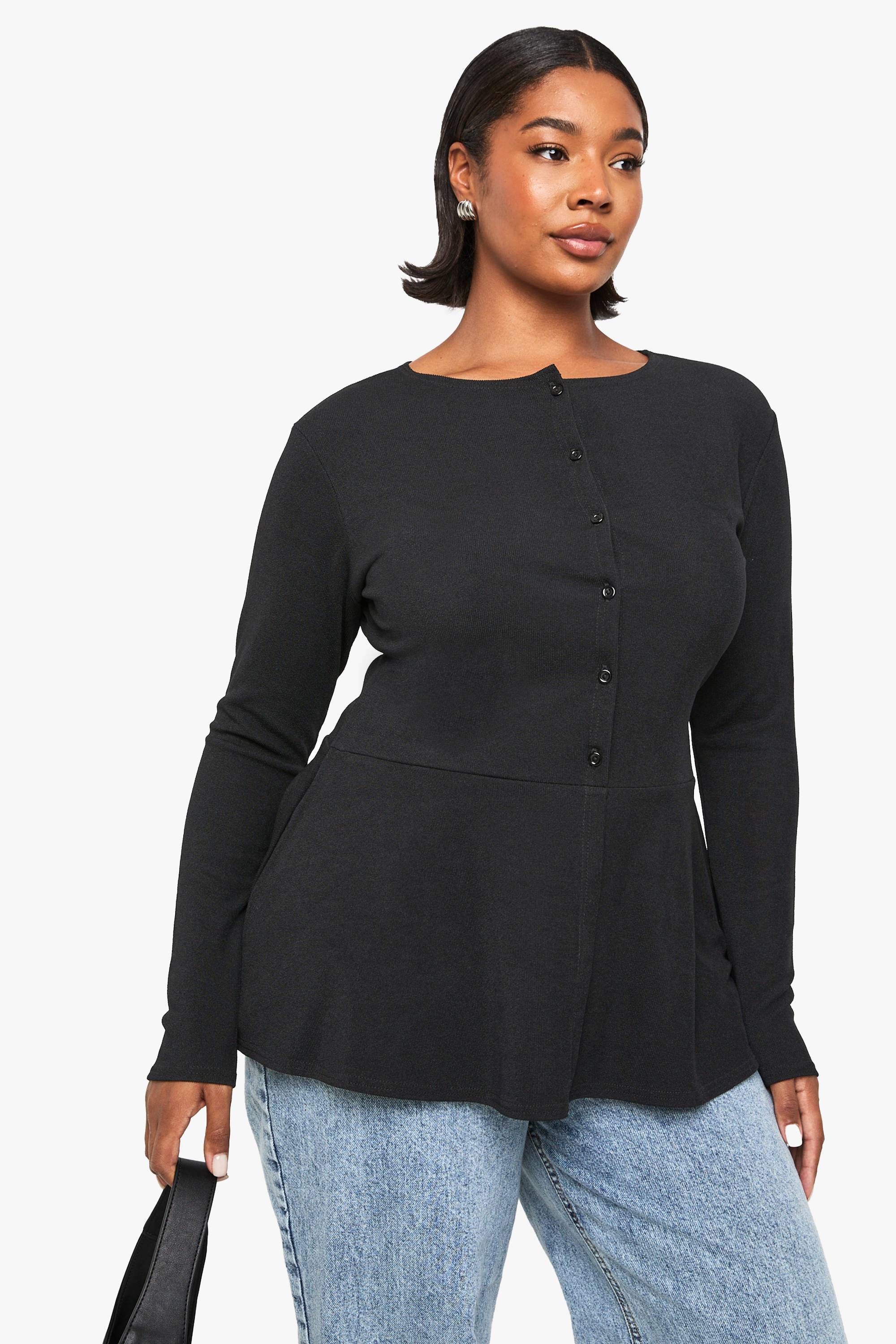 boohoo Haut peplum en jersey côtelé, à boutons, grande taille