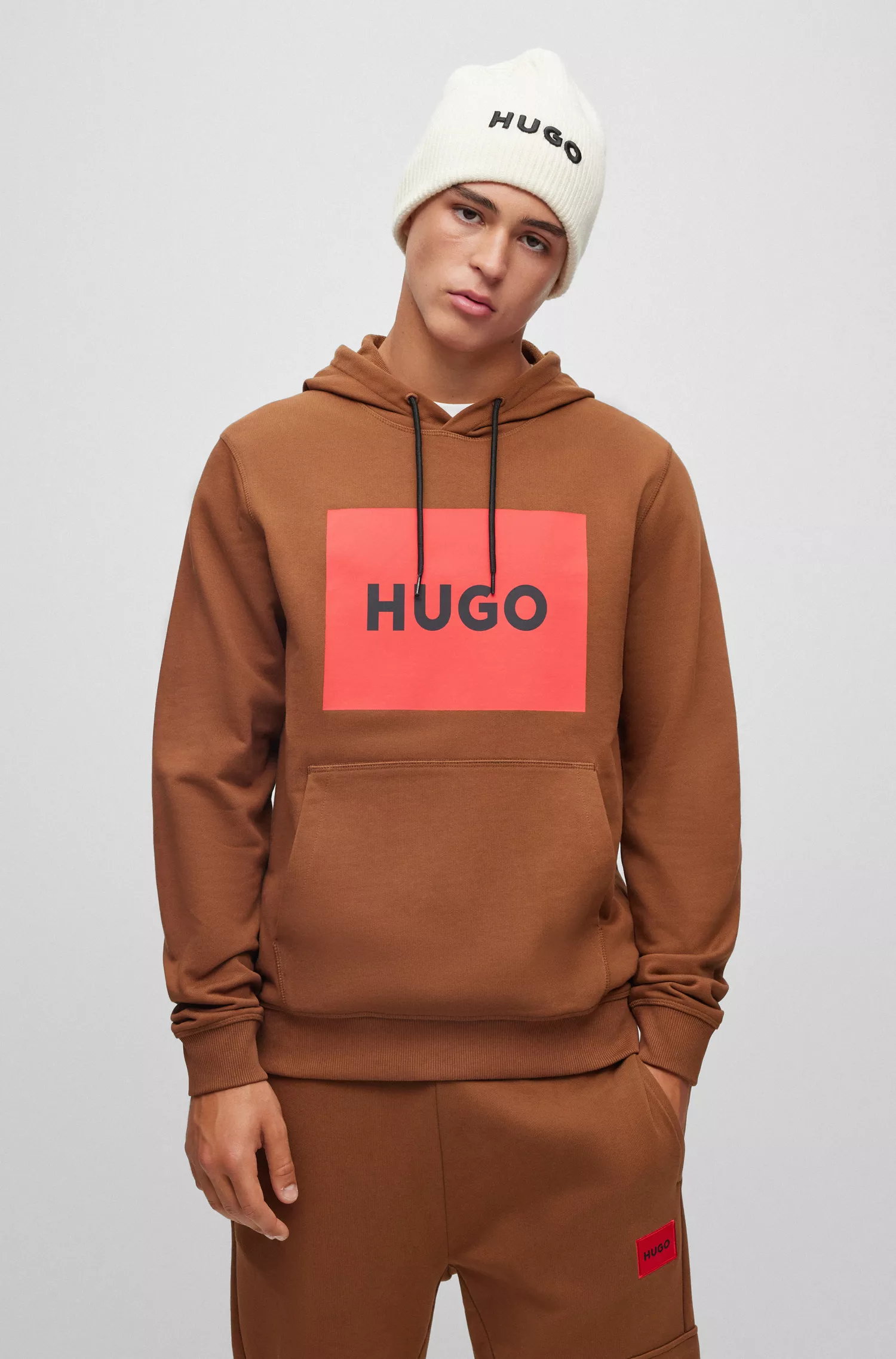 Gorro HUGO com logotipo vermelho bordado em mistura de lã virgem.