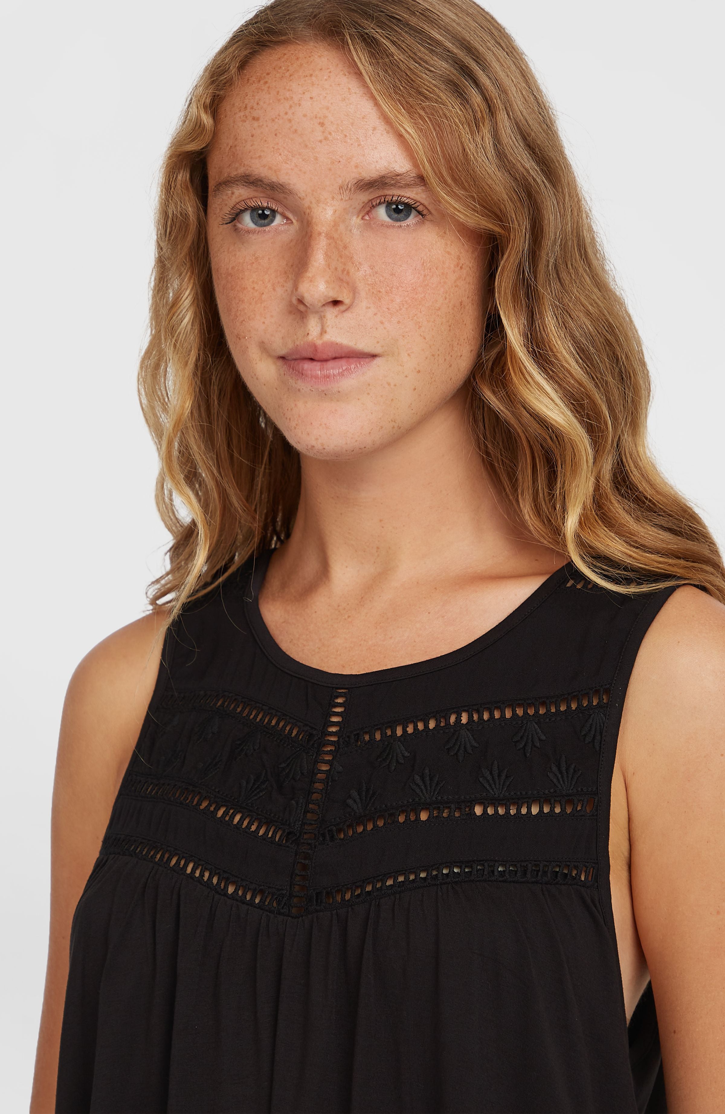 Essentials Tokeena tanktop met borduursel