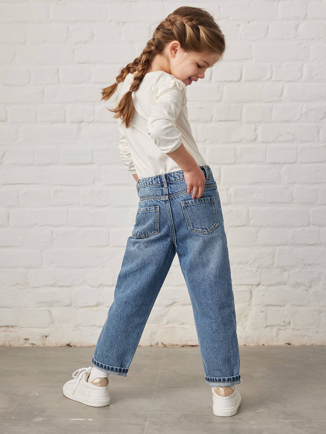 Calça jeans folgada estilo boyfriend para uma garota que curte maconha.